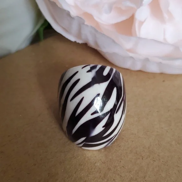 Vintage Bold Zebra Lucite Ring - Picture 3 of 7